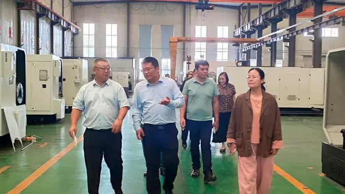 विदेशी ग्राहकहरू साइट निरीक्षणको लागि Qiansheng भारी उद्योग कारखाना भ्रमण गर्छन्